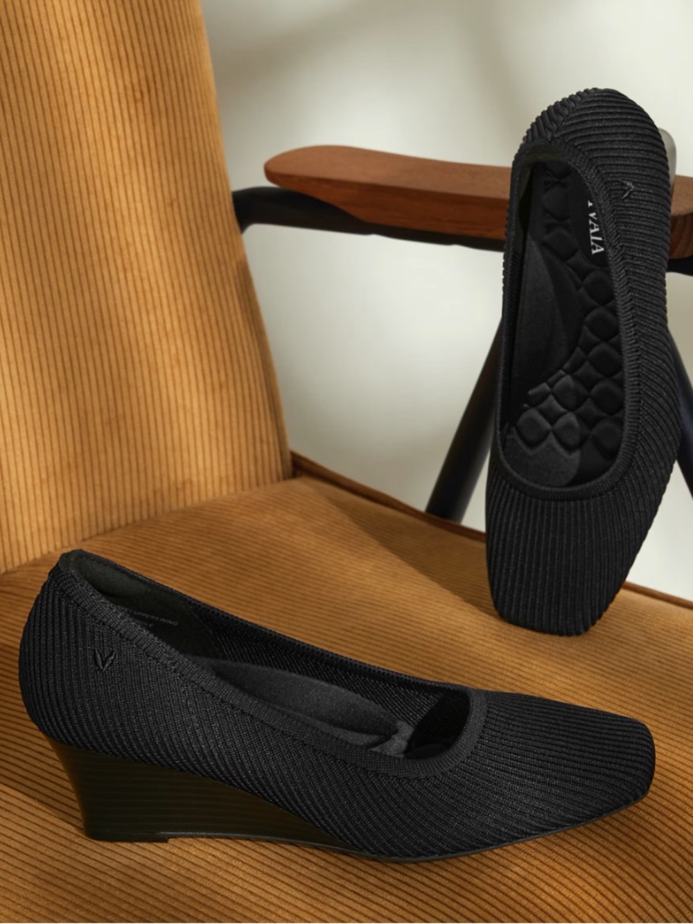 Black Women's Knit Wedge Pumps